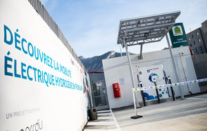 Hydrogen station for vehicles
